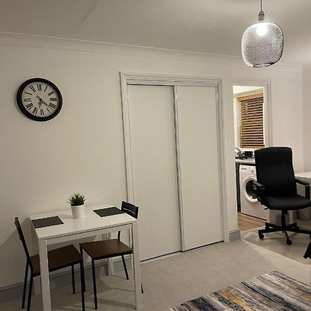 Stunning Studio Flat - Free Parking - 3 Min From Sutton Station Apartment Ngoại thất bức ảnh
