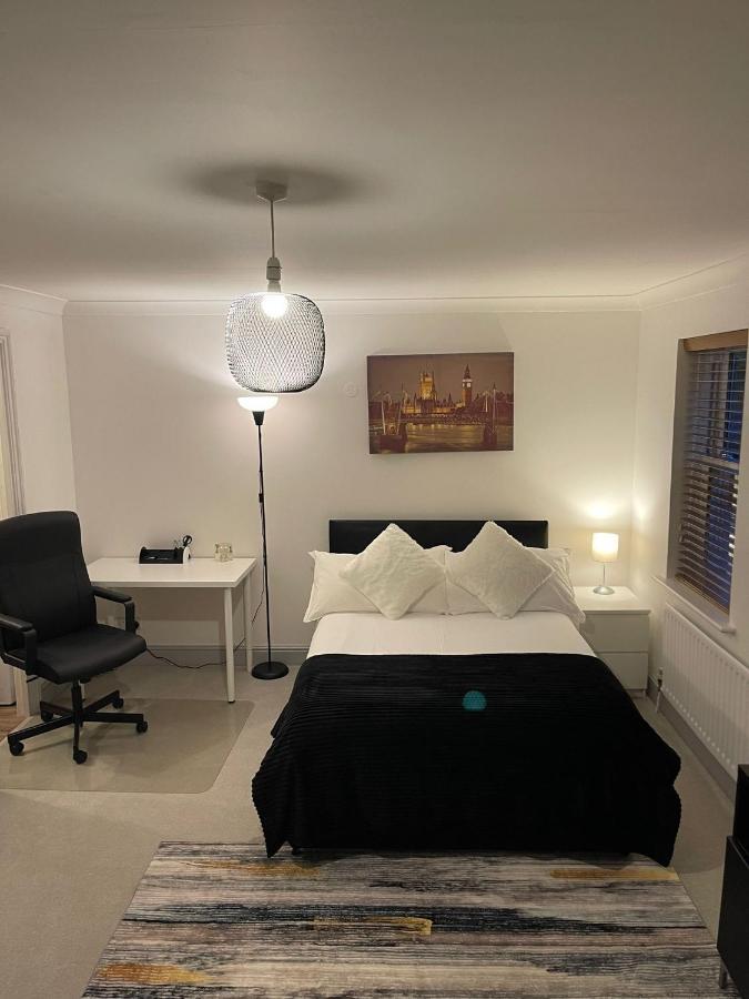 Stunning Studio Flat - Free Parking - 3 Min From Sutton Station Apartment Ngoại thất bức ảnh