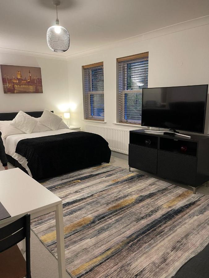 Stunning Studio Flat - Free Parking - 3 Min From Sutton Station Apartment Ngoại thất bức ảnh