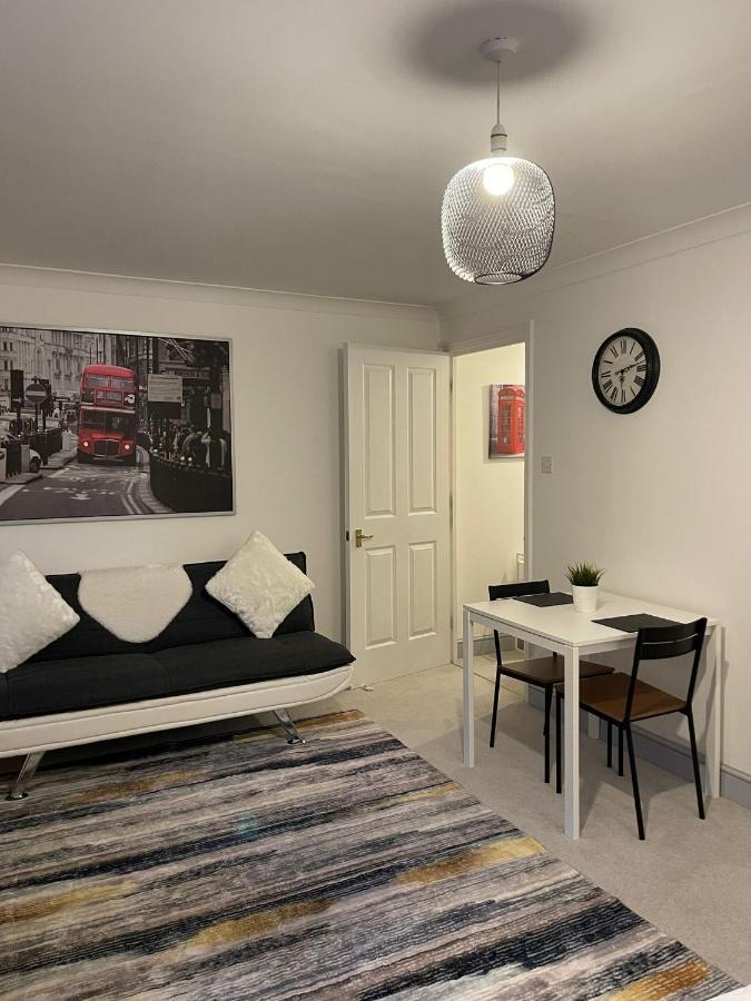 Stunning Studio Flat - Free Parking - 3 Min From Sutton Station Apartment Ngoại thất bức ảnh